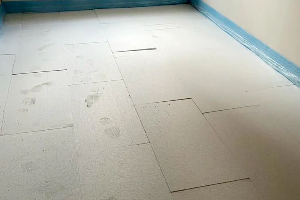 Verlegte Dämmplatten mit Randdämmstreifen in einem Raum vor dem Estricheinbau