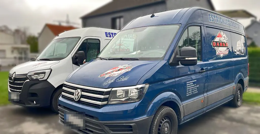 Firmenfahrzeuge von Estrich DB mit Logo