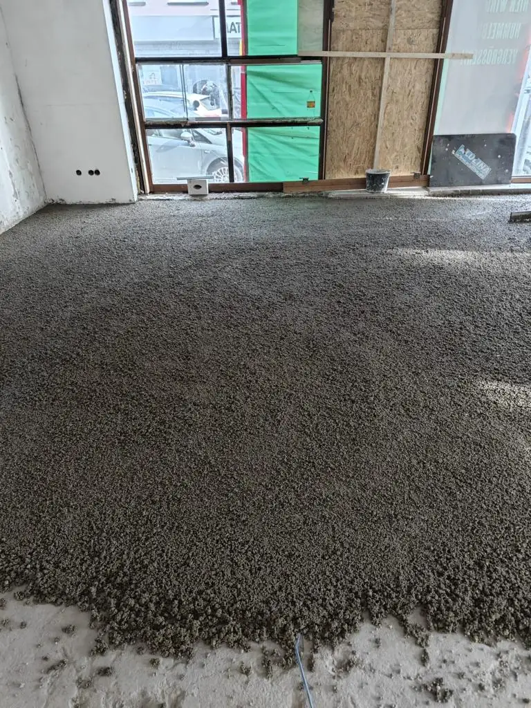 Leichtestrich als Ausgleichsschicht in einem Raum während der Sanierung