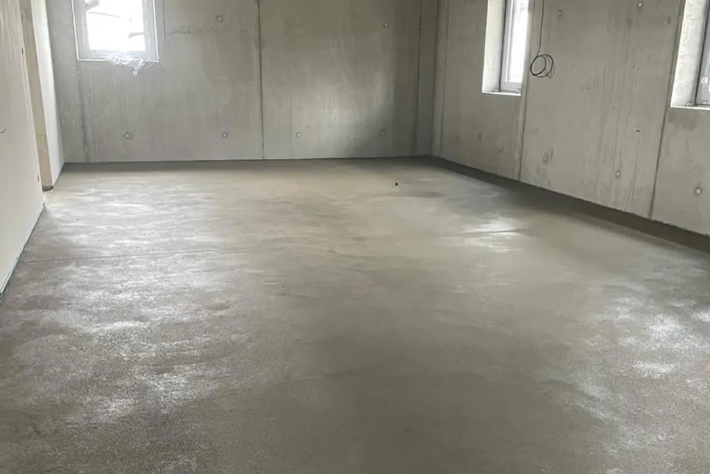 Frisch verlegter Estrich in einem Neubau während der Trocknung